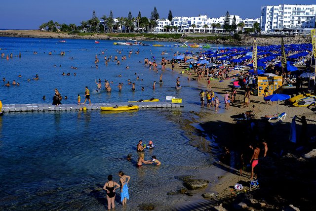 Плажуващи край Айя Напа, Кипър. Снимка АП/БТА