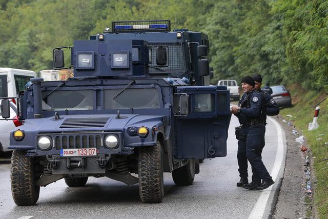Косовски полицаи патрулират край пункта Ярине. Снимка АП/БТА