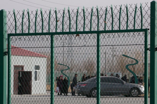 Лагер за затваряне на членове на мюсюлмански малцинства в Артукс, провинция Синцзян в Западен Китай, който официално се нарича професионално-учебен център. Сн. АП/БТА