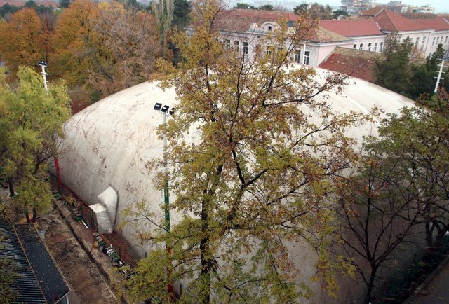 Балонът покрива изцяло спортната тенис база.