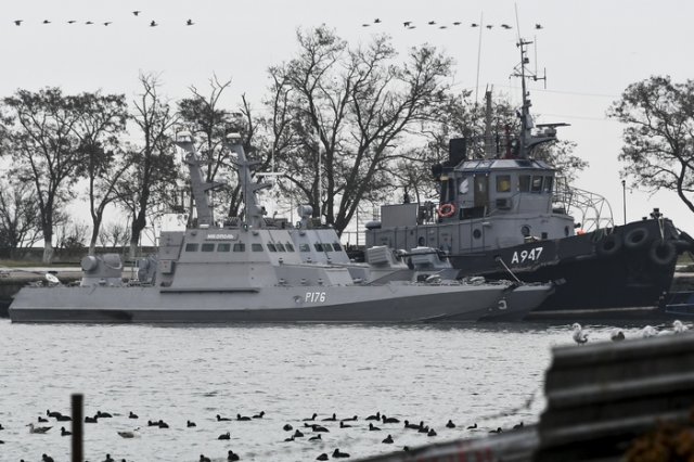 Пленените украински бойни кораби в пристанището на Керч. Снимка АП/БТА