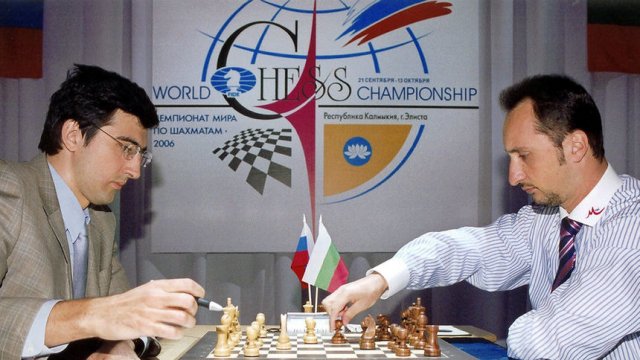 Момент от скандалния мач за световната титла между Веселин Топалов (вдясно) и Владимир Крамник