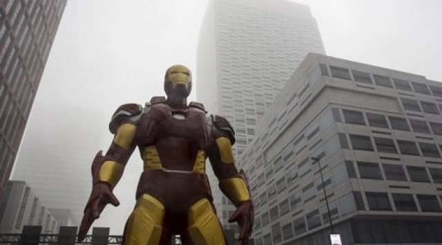  Статуя на Iron Man в административния район на Тянцзин - третият голям китайски град, в който беше обявена червена тревога заради опасния смог.