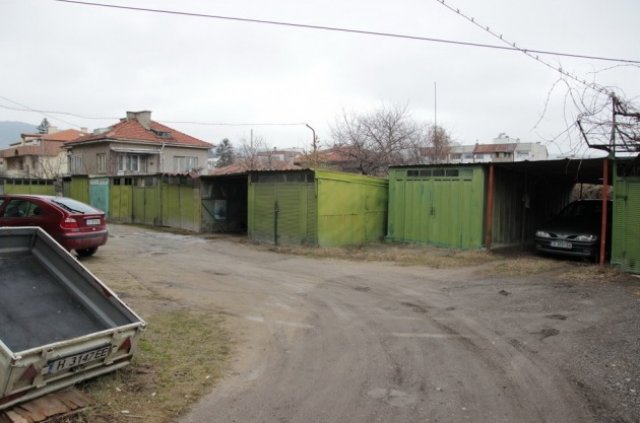 Незаконните гаражи на ул. „Цар Иван Александър“, Сн.: Архив