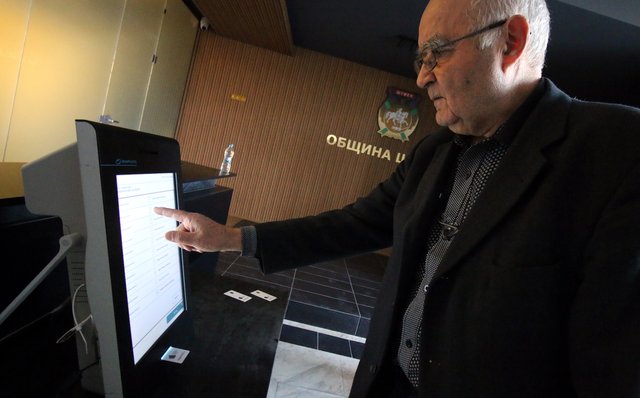 Първи с машината днес гласува началникът на Гражданска защита в общината Дилян Узунски