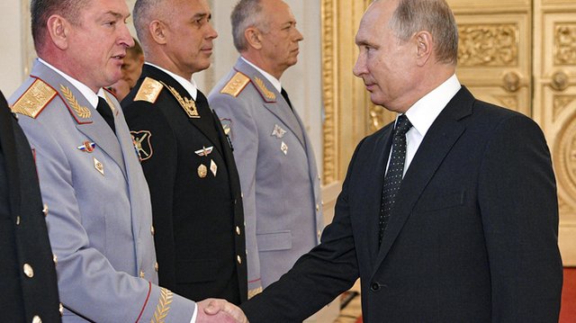 Руският президент Владимир Путин се ръкува с генерал-полковник Александър Лапин на церемония по награждаване в Кремъл през 2018 година. Снимка: АП