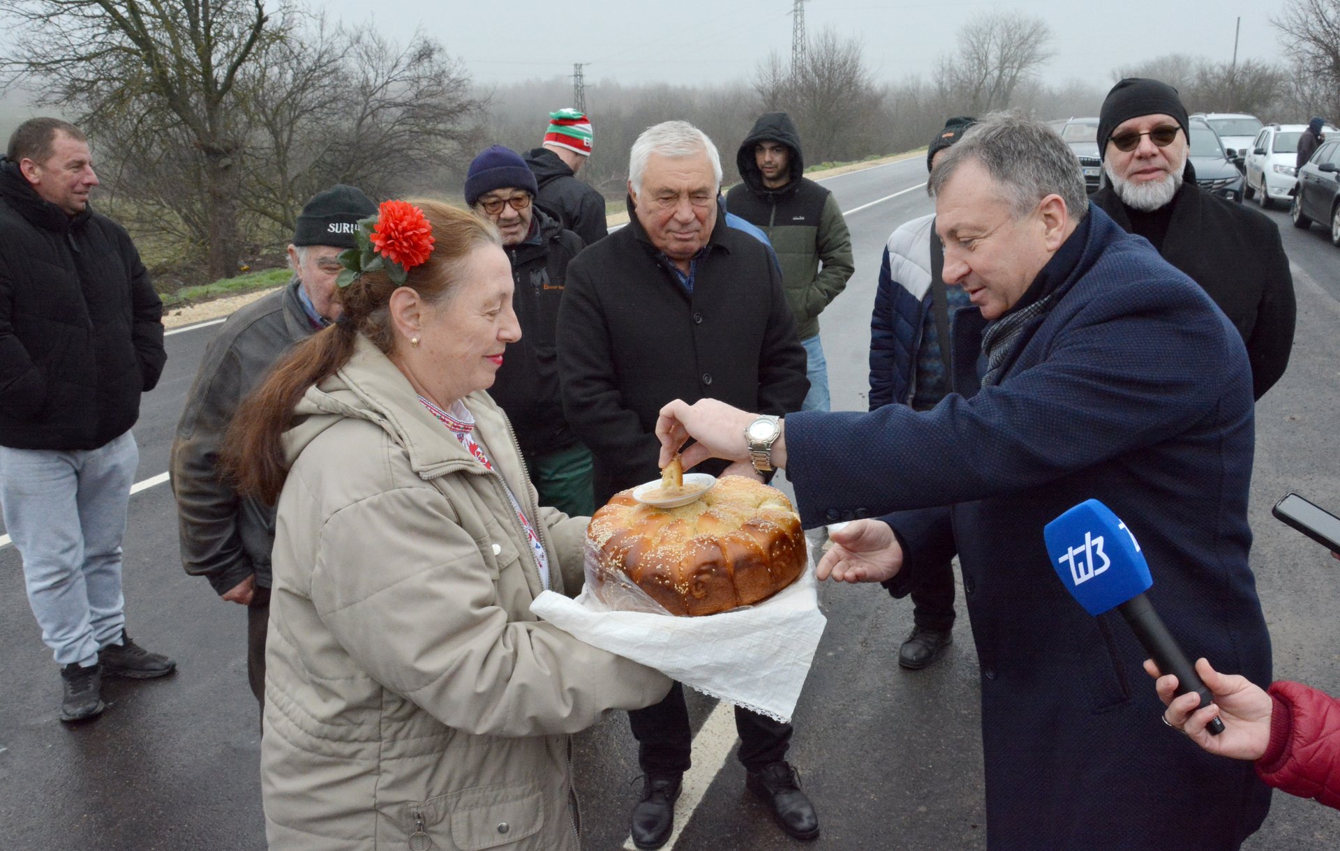 Откриха ремонтирания път за Лозево