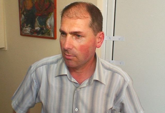 Ерхан Хюсеин пред запечатания си кабинет