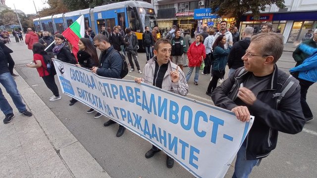 Проявата премина под наслов "Правосъдие без Каскет". В началния й час 18.30 ч. присъстващите бяха едва няколко десетки, но по-късно се събраха стотици и движението на трамваите в района временно беше спряно. © Дневник, Юлия Лазарова