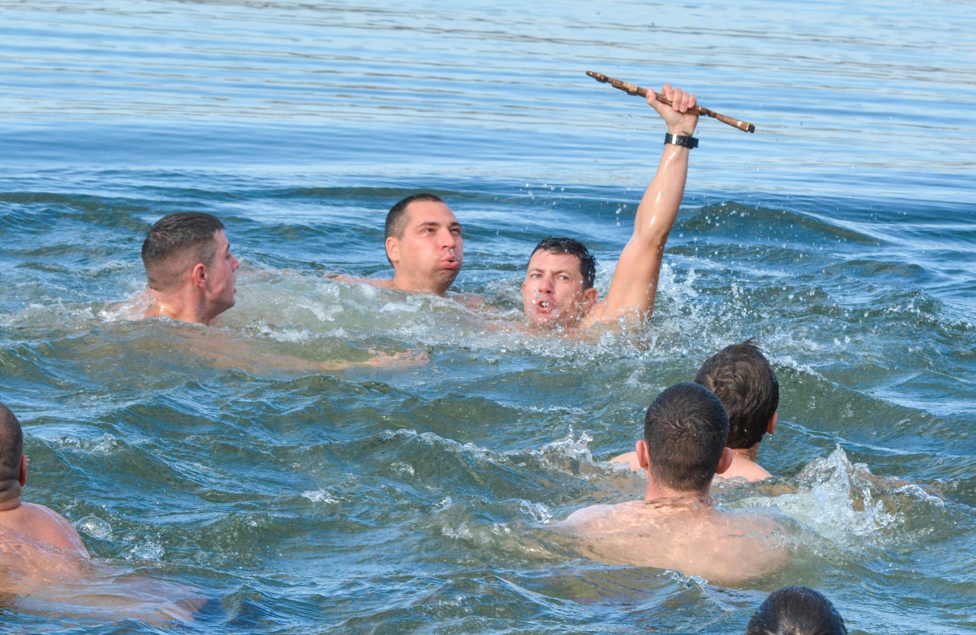 29-годишен воден спасител извади Богоявленския кръст от Шуменското езеро