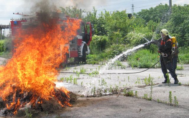 Част от учението бе гасене на пожар след земетресение