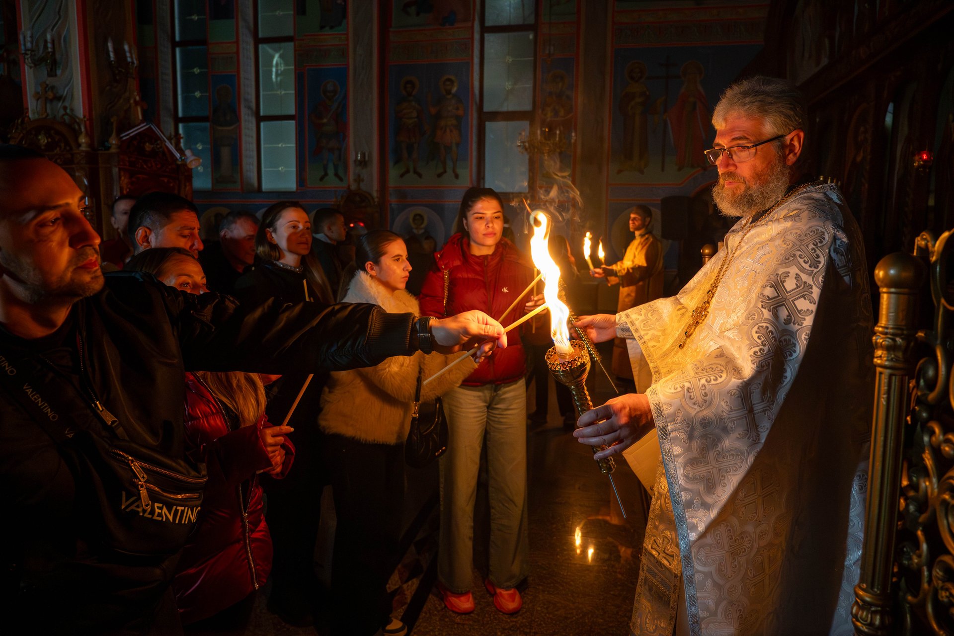 Благодатният огън озари Шумен: Стотици вярващи посрещнаха Възкресение Христово