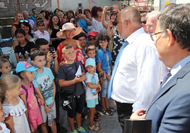 В НУ "Илия Р. Блъсков" Бойко Борисов обеща пари за нов салон