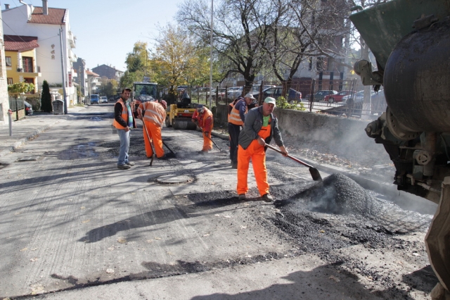 Работници на "Барс" днес асфалтират ул. "Охрид"