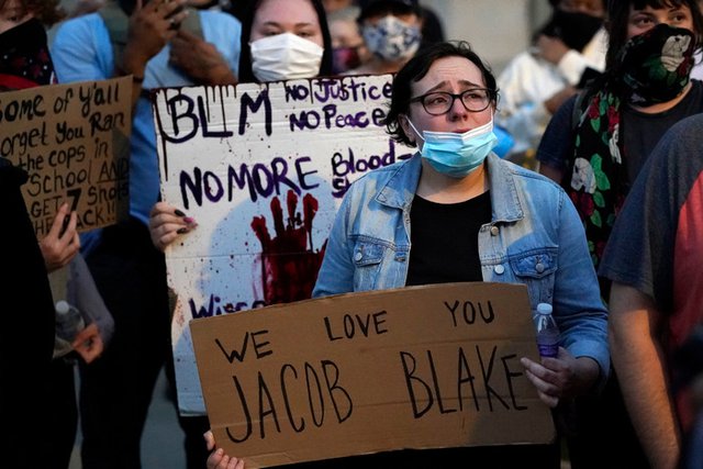 Прострелването на Джейкъб Блейк от полицай предизвика гневни протести в Кеноша, щата Уисконсин. Снимка АП / БТА
