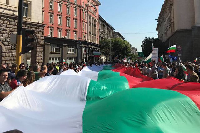 Гигантско българско знаме бе придвижено днес на протеста. Сн. Лилия Цачева, Клуб Z