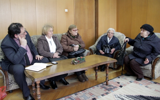 4 пенсионерки алармираха, че блока им пропада