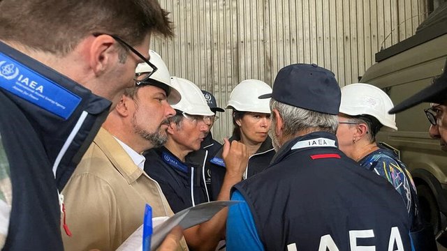 Инспекторите на Международната агенция за атомна енергия продължават мисията си в Запорожката АЕЦ и в петък.