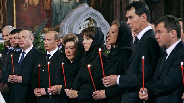 Валентин Юмашев (първият вдясно) заедно с членове на семейството на Борис Елцин и Владимир Путин на погребението на Елцин през 2005 г. © Reuters
