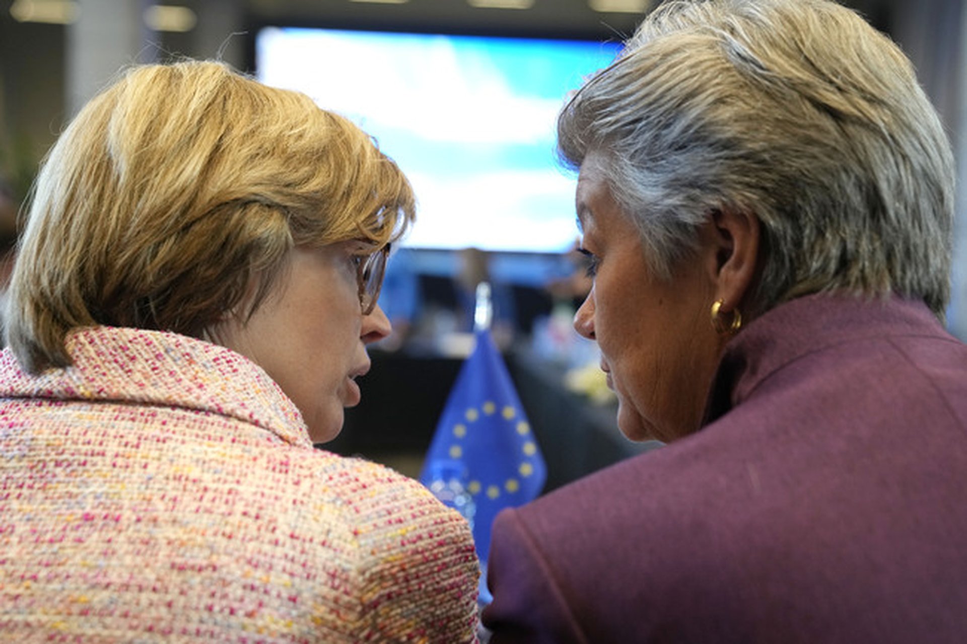 Изпълнителната директорка на Европол Катрин де Бол (вляво) разговаря с европейския комисар по вътрешните работи Илва Йохансон