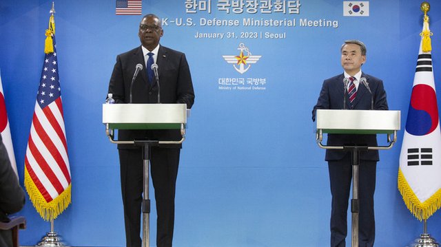 Министърът на отбраната на САЩ Лойд Остин (вляво) и южнокорейският му колега И Джон-суп на съвместна пресконференция в Сеул днес. Снимка: АП