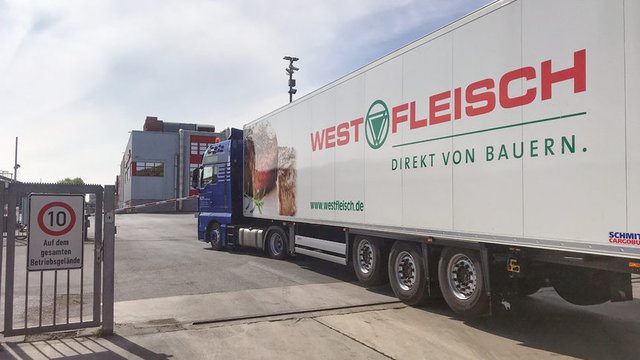 Порталът на предприятието на компанията Westfleisch в Косфелд край Мянстер, където има стотици заразени работници. Сн. Ройтерс