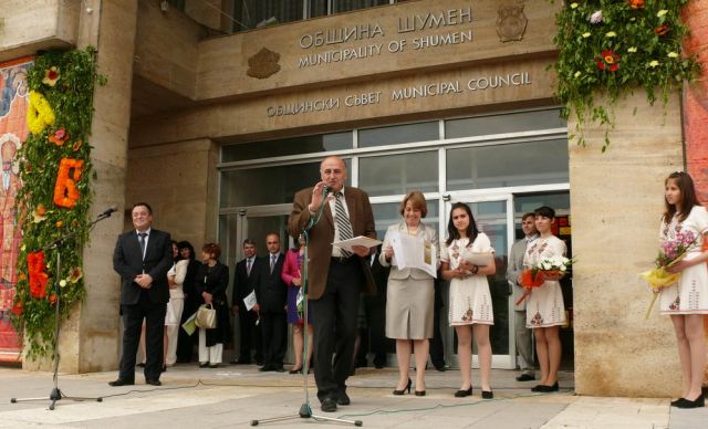 ГПЧЕ „Н. Вапцаров" получи наградата за най-добър учителски колектив