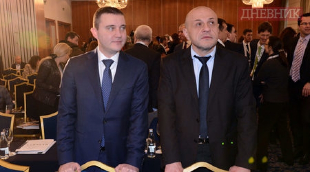 Вицепремиерът Томислав Дончев (вдясно) и финансовият министър Владислав Горанов отговарят, че на 18 ноември проверката ще е приключила.