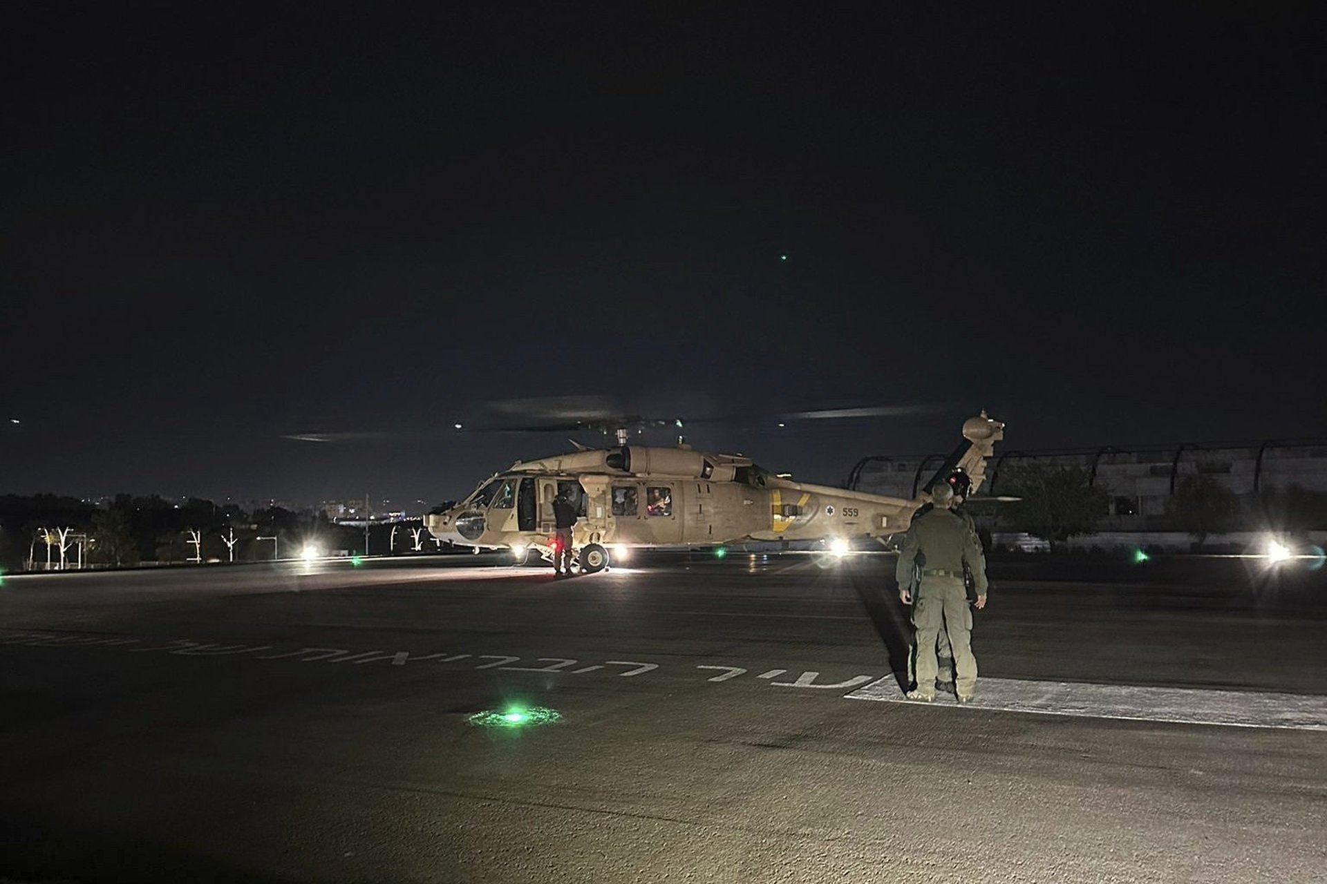 Израелски хеликоптер, превозва двамата освободени заложници по време на операция на израелските сили в Рафах  Снимка: Израелски сили за отбрана чрез АП/БТА