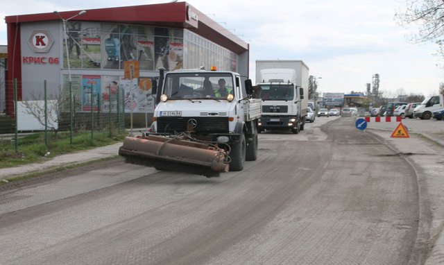 Към 12,00 часа днес движението все още не бе затворено.