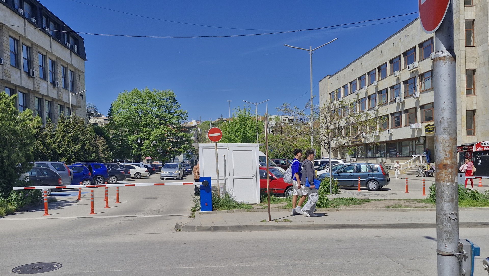 Безплатното паркиране пред Поликлиниката остава 1 час