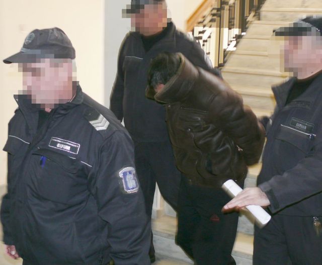 Адвокат Цондева поиска подзащитният й Йовчо да не бъде сниман. Той за всеки случай се криеше в якето си.