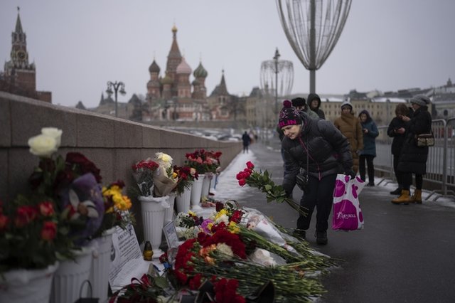 Хора полагат цветя на мястото в Москва, където Немцов беше застрелян преди осем години. Снимка: АП