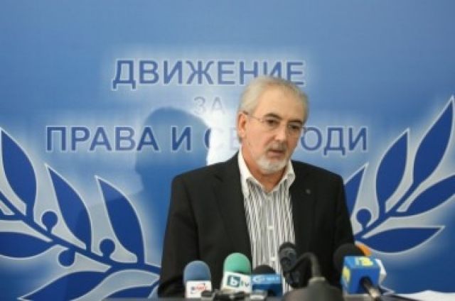 След шефа си Доган и Лютви Местан ясно заяви, че на президентските избори всички сили на ДПС ще бъдат впрегнати срещу кандидата на ГЕРБ Росен Плевнелиев След шефа си Доган и Лютви Местан ясно заяви, че на президентските избори всички сили на ДПС ще бъдат впрегнати срещу кандидата на ГЕРБ Росен Плевнелиев