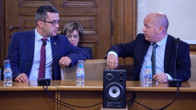 Председателят на временната комисия Тома Биков /ГЕРБ/ - вляво, и зам.-председателят Александър Симов /БСП/.
