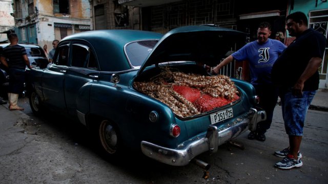 Търговец чака клиенти за стоката си на улицата в Хавана, Куба