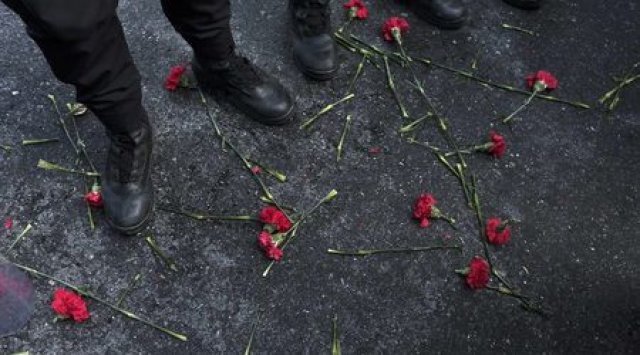 Пред полицейския кордон около мястото на нападението хората оставят цветя в памет на загиналите.