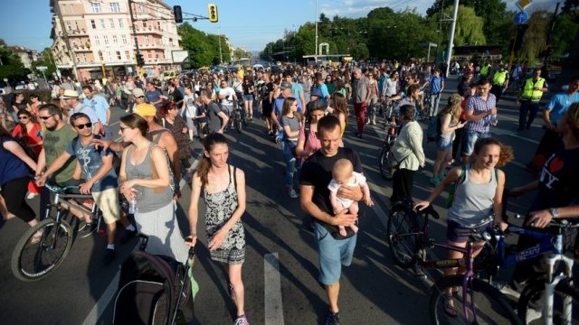 Един от протестите от последните седмици срещу промените в закона, ограничаващи къмпингуването. © Георги Кожухаров, Дневник