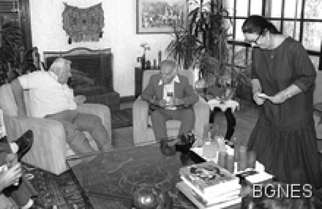 На снимката от 27 август 1990 г., направена в ранчо в пустинята Негев, са двама израелски премиери и герои от войните - Ариел Шарон и Ицхак Шамир На снимката от 27 август 1990 г., направена в ранчо в пустинята Негев, са двама израелски премиери и герои от войните - Ариел Шарон и Ицхак Шамир