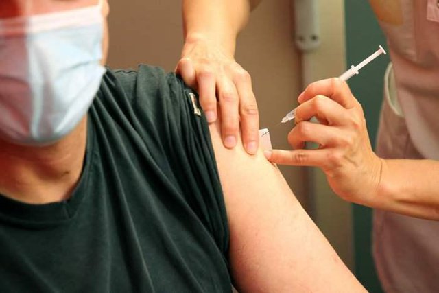Ваксинация срещу коронавирус в Англе, Югозападна Франция. Снимка АП / БТА