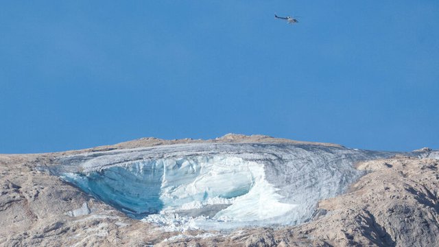 Ледникът под връх Мармолада, части от който са се срутили в неделя.