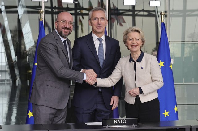 Председателят на ЕС Шарл Мишел, генералният секретар на НАТО Йенс Столтенберг и председателят на ЕК Урсула фон дер Лайен подписаха третото заявление между ЕС и алианса за сътрудничество. Снимка: АП
