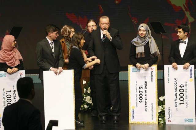 По време на церемония за награди на ученици президентът Ердоган призова за изучаване на османски турски език.