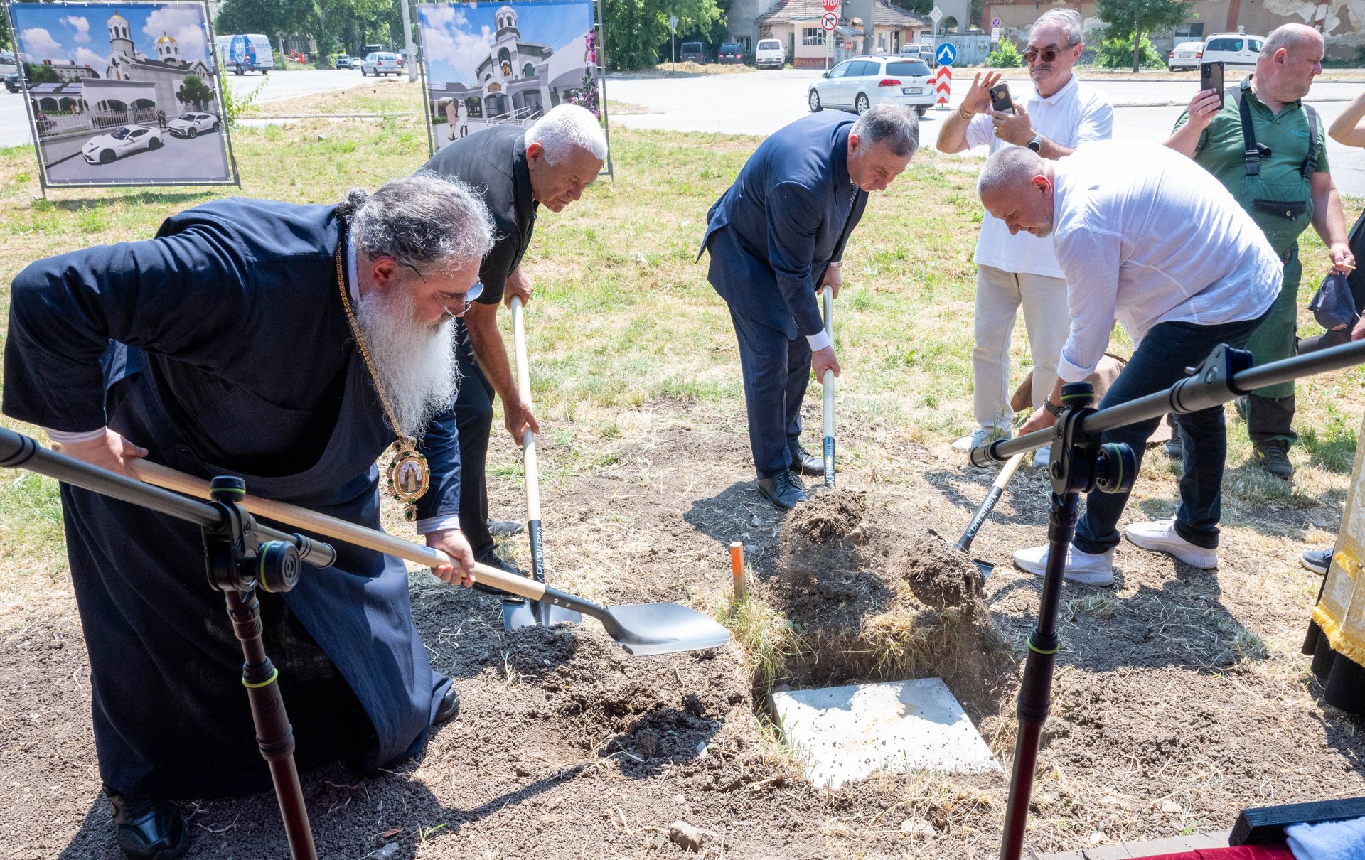 Положиха основния камък на храм „Рождество Богородично“ в кв. „Добруджа“