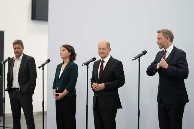 Kандидатът за канцлер Олаф Шолц (ГСДП), втори отдясно, лидерите на Зелената партия Аналена Бербок, втора отляво, и Робърт Хабек, вляво, и председателят на СвДП Кристиан Линднер, вдясно, на съвместна пресконференция в Берлин на 15.10. 2021 г