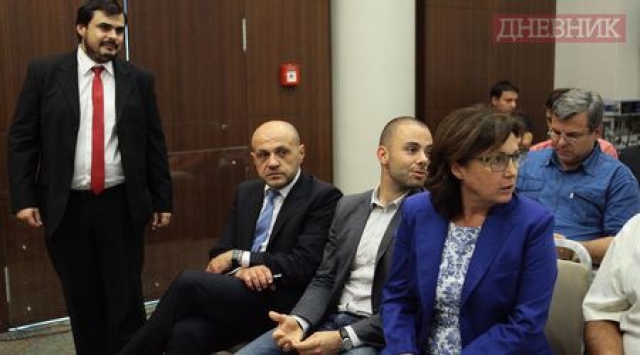 Създателят на института Петър Николов и представителите на ГЕРБ - Томислав Дончев, Александър Ненков и Румяна Бъчварова. На заден план - Евгений Бакърджиев