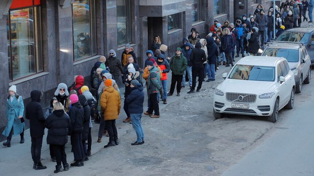 Руснаци чакат на опашка в Санкт Петербург в неделя, за да изтеглят пари от банкомат, след като беше съобщено, че ЕС и САЩ са постигнали съгласие за налагане на финансови санкции на Русия заради инвазията в Украйна. Сн. Ройтерс