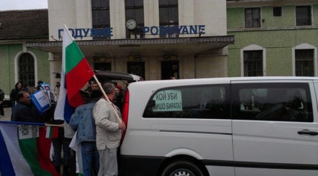  Пристигналите първи симпатизанти от Мездра получават плакати и знамена за митинга