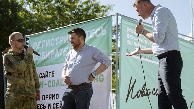 На тази снимка от 2015 г. Леонид Волков е по средата, докато Алексей Навални спори с руски военен в Новосибирск