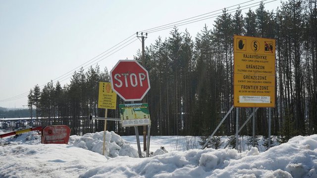 Пътни знаци се виждат на финландския граничен пункт с Русия Иматра